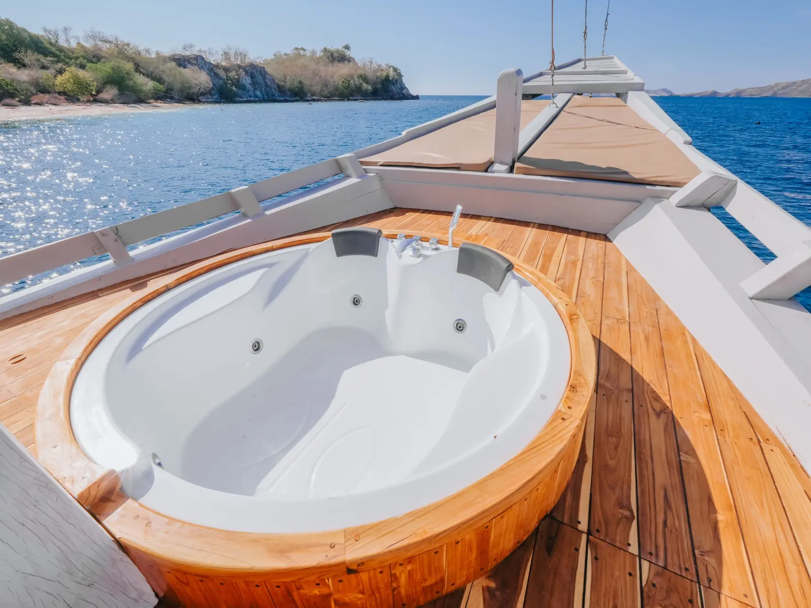 Bombana 2 — jacuzzi deck