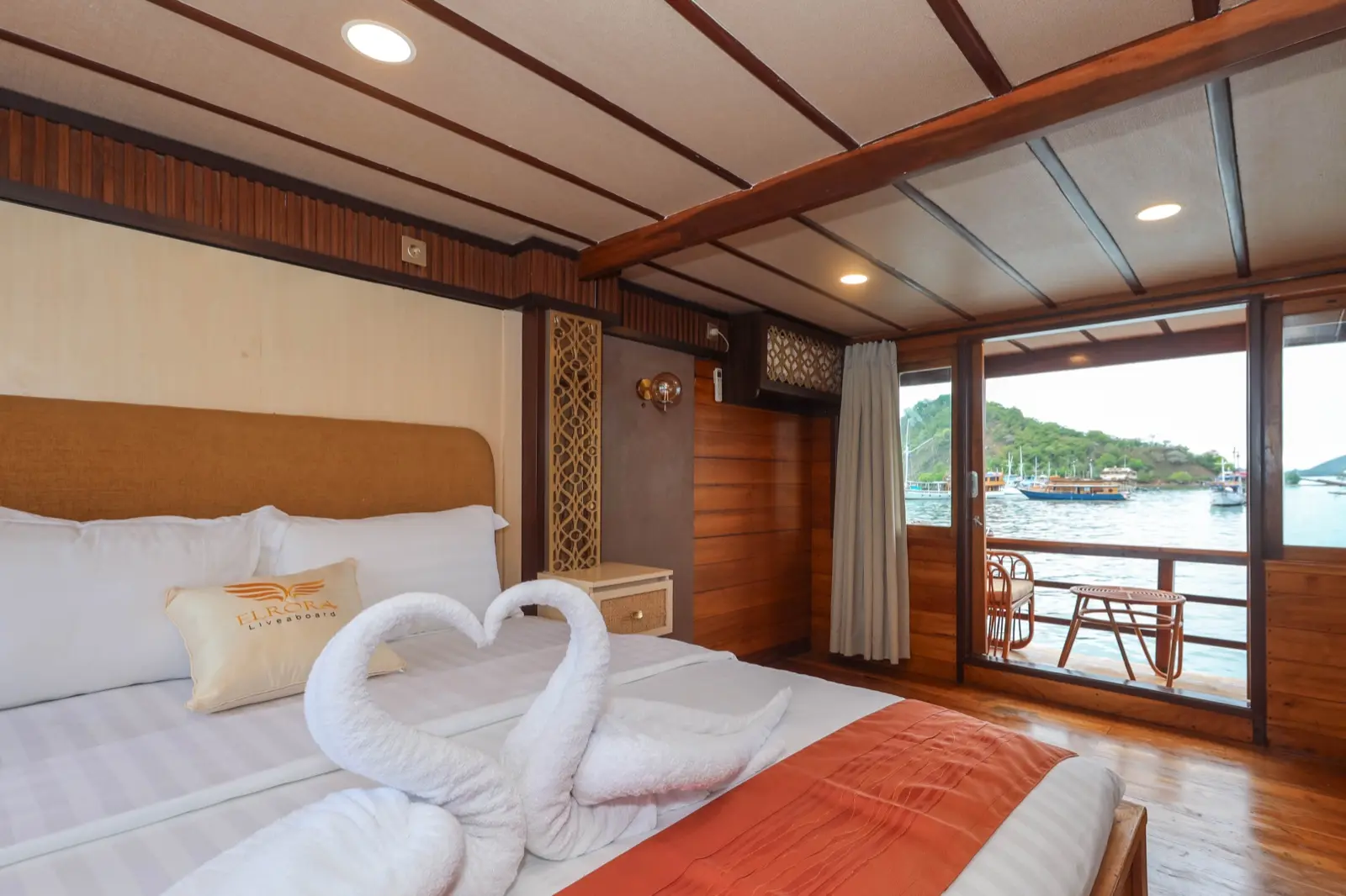 Deluxe Cabin on Elrora
