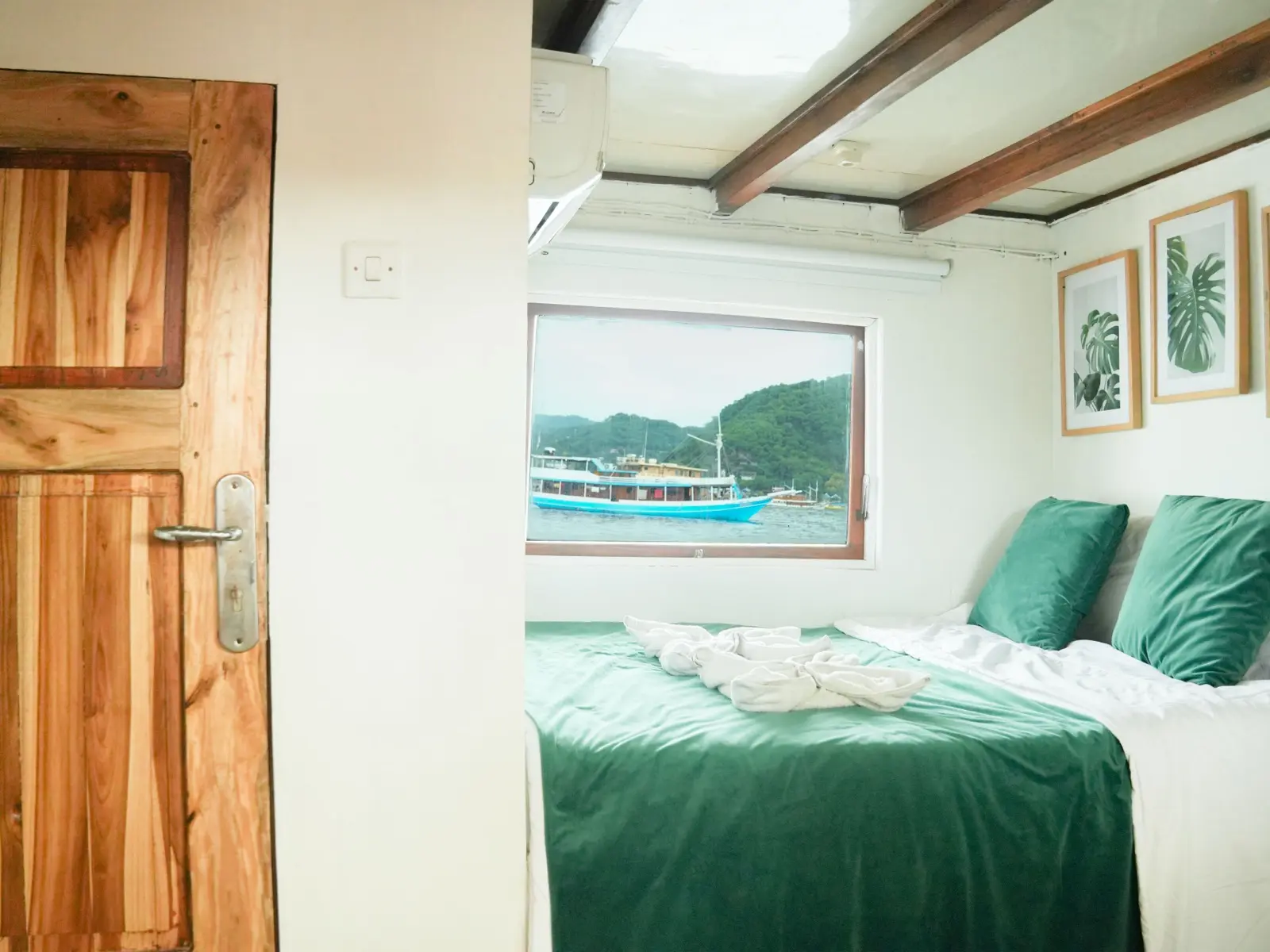 Deluxe Cabin 6 on Hatira Hela